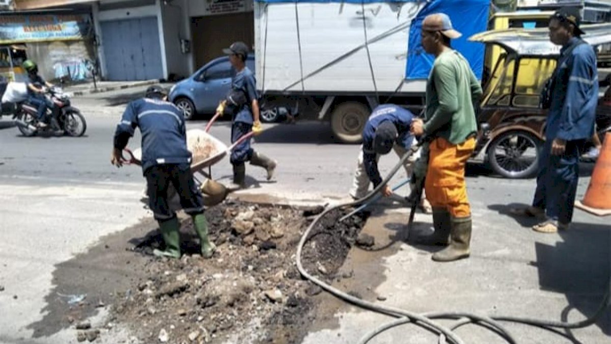 DPU Makassar Turunkan Satgas Atasi Lubang Jalan Agar Lebih Aman Bagi Pengendara