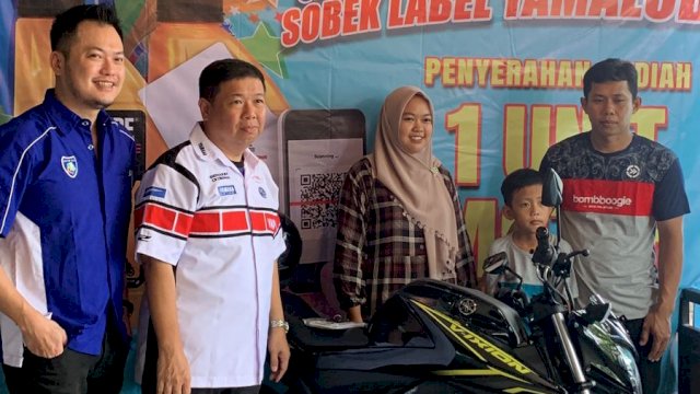 Hadiah utama satu unit motor Vixion diserahkan langsung GM After Sales PT SJAM, Kurniadi (baju putih) didamping Owner Raya Motor Soppeng, Irwan Tanugraha ke Muliani (dokumen: istimewa)