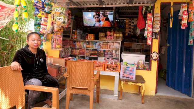 Warga yang buka warung kini merasakan fasilitas listrik selama 24 jam (dokumen: istimewa)