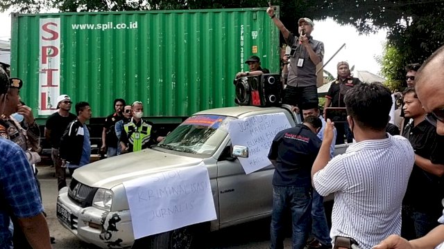 Aksi Solidaritas Pewarta Jeneponto depan Mapolres (Int)