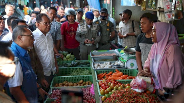 Mendag Zulkifli Hasan pantau bahan pokok di pasar tradisional bersama Wali Kota Makassar, Danny Pomanto (dokumen: istimewa)