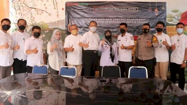 Pemerintah Kecamatan Wajo dan Hasamitra bagikan sembako ke petugas kebersihan (dokumen: istimewa)