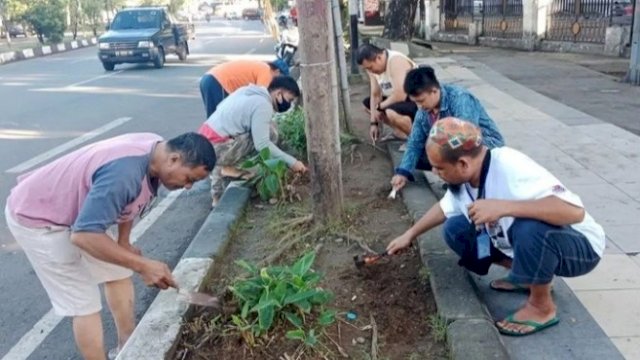 Warga Kecamatan Wajo saat merapikan taman pinggi dan tengah jalan (dokumen: istimewa)