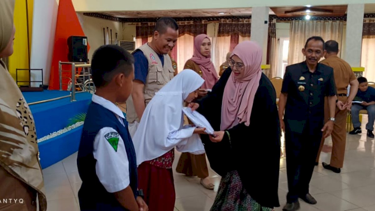 Erna Rasyid Taufan Lepas Kontingen SD dan SMP Utusan Terbaik Parepare Ikuti Festival Tunas Bahasa Ibu di Tingkat Sulsel