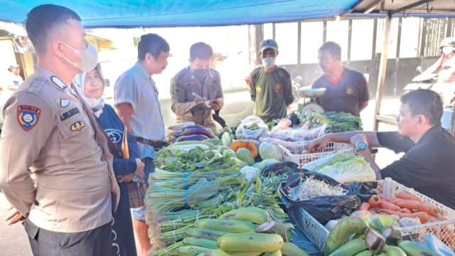 Lurah Melayu Baru Andy Richard Andareas berkunjung ke pasar darurat Bacan (dokumen: istimewa)
