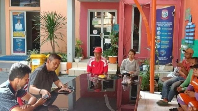 Sekcam Wajo raker bersama petugas sapu jalanan (dokumen: istimewa)