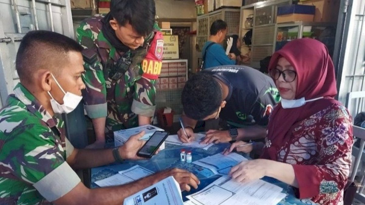 Camat Wajo Pantau dan Lakukan Vaksin Booster di Pasar Bacan Makassar