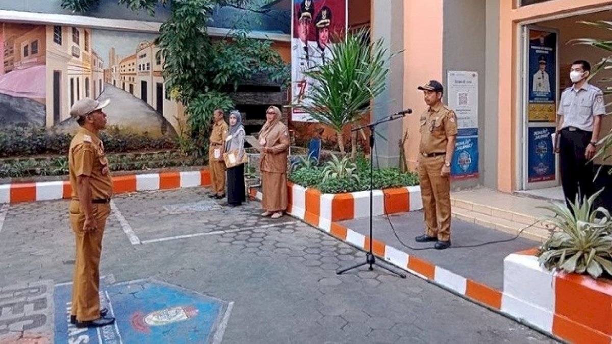 Pimpin Upacara Bendera, Sekcam Wajo Harapkan Pengerjaan Longwis Segera Dirampungkan