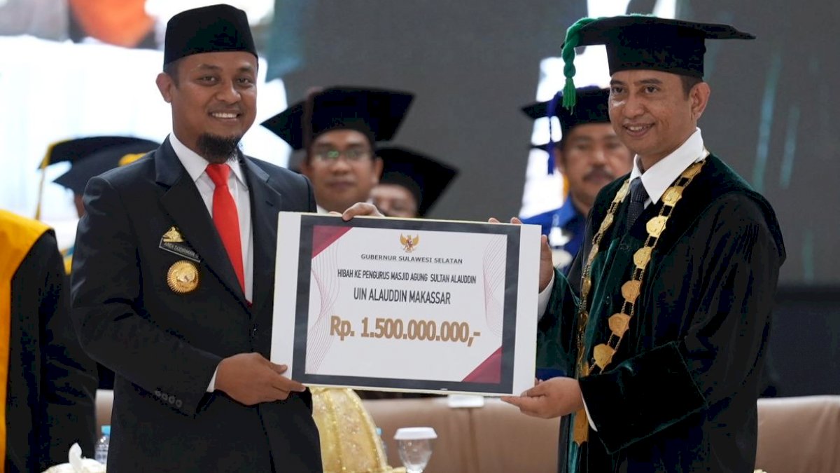 Andi Sudirman Serahkan Rp1,5 Miliar Hibah Untuk Masjid Agung Sultan Alauddin