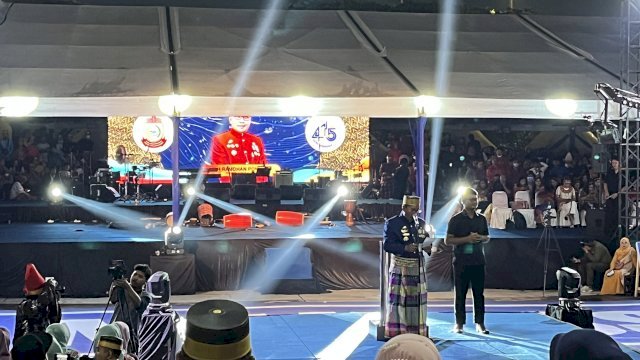 Wali Kota Makassar Danny Pomanto beri penghargaan kepada pegawai teladan (dokumen: istimewa)