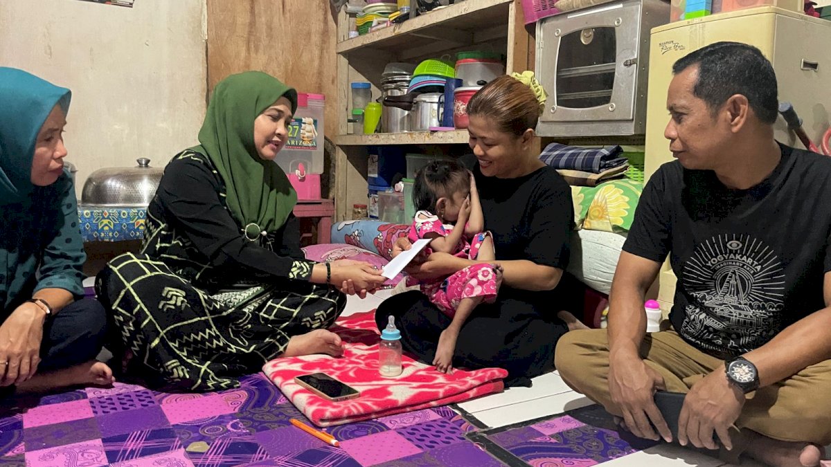 Andi Nurhidayati Jenguk Anak Penderita Jantung Bocor di Cangadi Soppeng