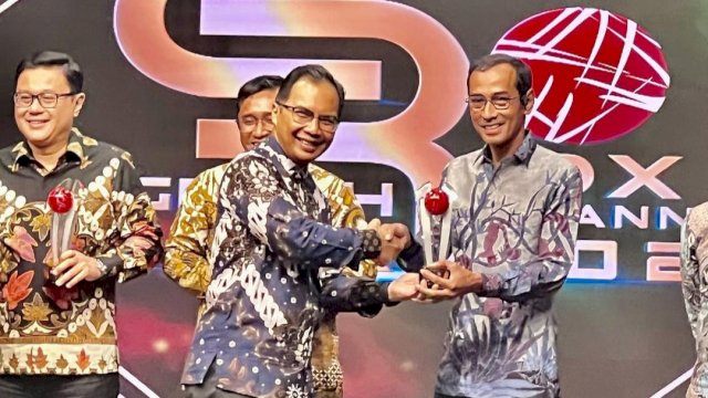 Wakil Presiden Direktur PT Vale Indonesia Tbk Adrian Chaniago menerima langsung Anugerah CSR IDX Channel 2022 (dokumen: istimewa)