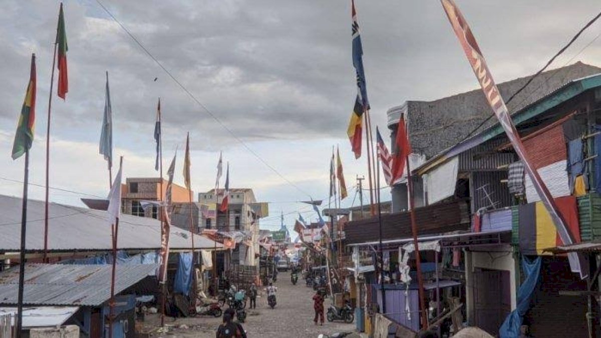 Jelang Piala Dunia Qatar Bergulir, Satu Kampung Pasang Bendera Jagoannya