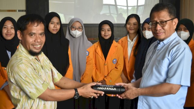 Yayasan Hadji Kalla melakukan penyerahan beasiswa secara simbolis (dokumen: istimewa)