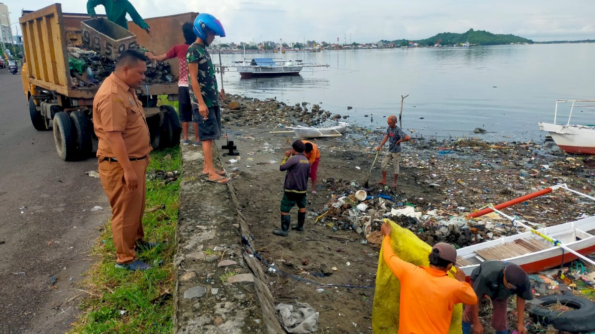 DLH Parepare Intens Bersihkan Drainase dan Pantai