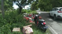 Jorok! Sampah Berserakan di Pinggir Jalan Poros Jeneponto