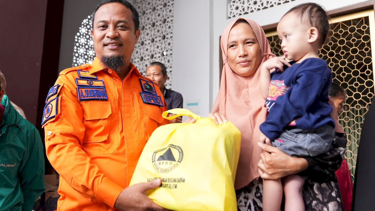 Gubernur Andi Sudirman Tinjau dan Bawa Bantuan ke Korban Banjir di Biringkanaya