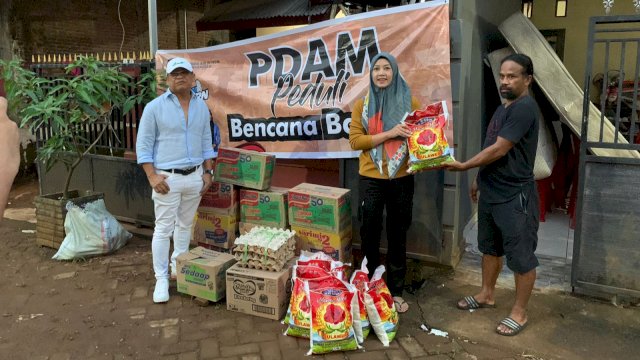 Direksi PDAM yang turun langsung memberikan bantuan kepada korban bencana banjir di Makassar (dokumen: istimewa)