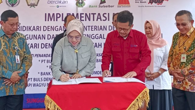 Direktur Pemasaran dan Syariah PT Bank Sulselbar Rosmala Arifin melakukan penandatangan kerja sama dengan Direktur PT BULS, Irman Yasin Limpo, dan BUMDes Gowa (dokumen: istimewa)