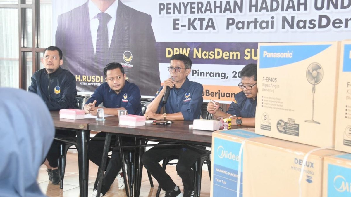 NasDem Sulsel Serahkan Hadiah Undian E-KTA di Pinrang