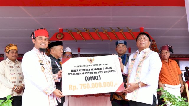 Gubernur Sulsel Beri Hibah Rp750 Juta ke GMKI Saat Buka Kongres Nasional di Toraja