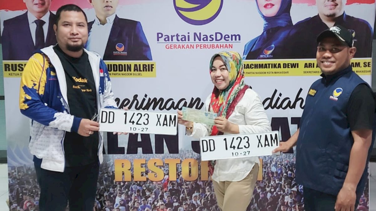 NasDem Makassar Serahkan STNK Peraih Hadiah Mobil Jalan Sehat Restorasi