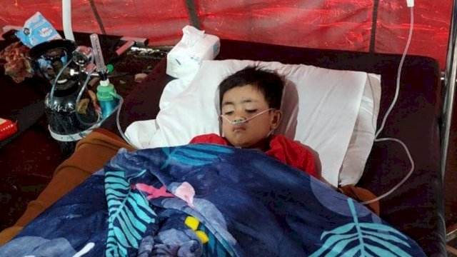 Azka yang berhasil selamat setelah tertimbun selama tiga hari dibawah reruntuhan rumahnya akibat gempa Cianjur (dokumen: istimewa)