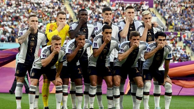 Jerman tutup mulut dengan tangan saat berfoto bersamasebelum melakukan pertandingan melawan Jepang (dokumen: istimewa)