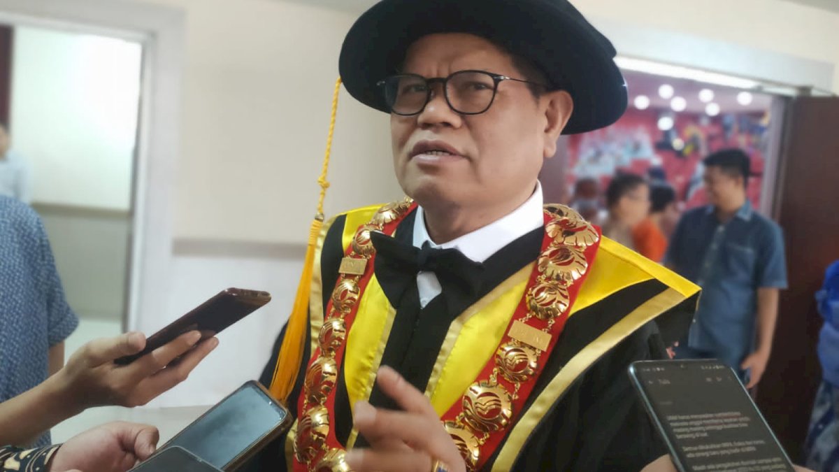 Rektor UNM Prof Husain Syam Jagokan Inggris di Piala Dunia 2022