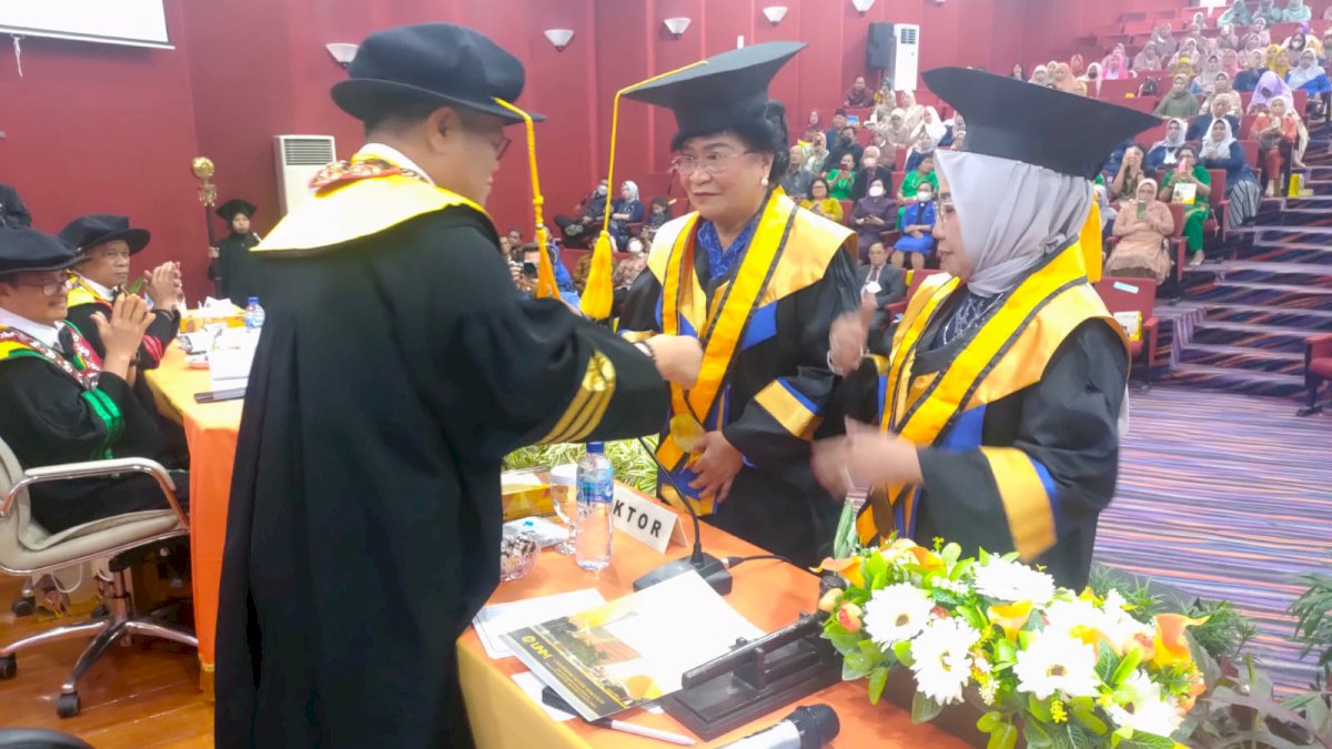 Kukuhkan Guru Besar Bidang Fisika dan Kimia, Rektor UNM Harap Dapat Mendorong Dosen Muda