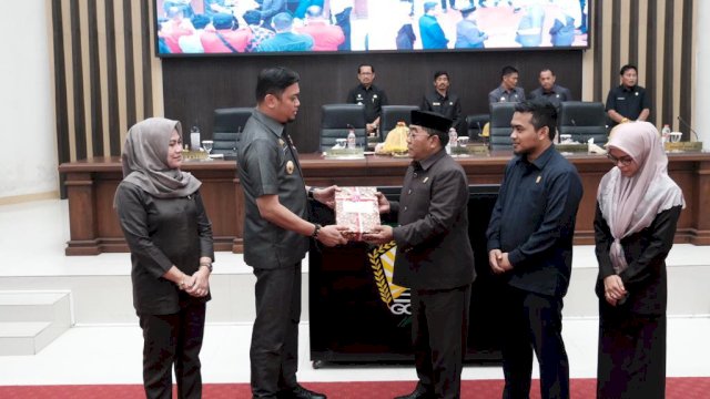 Penyerahan Ranperda Kabupaten Gowa tahun 2023 oleh Bupati Gowa Adnan Purichta Ichsan kepada DPRD Kabupaten Gowa (dokumen: istimewa)