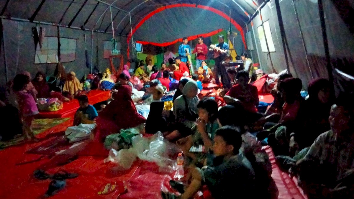 PLN Salurkan 400 Paket Sempako untuk Warga Terdampak Banjir di Desa Salutambung Majene