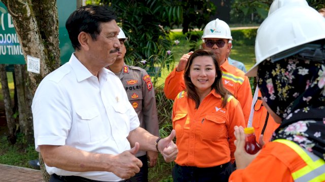 Menko Luhut Binsar Pandjaitan dan CEO PT Vale Febriany Eddy saat berkunjung di Blok Sorowako (dokumen: istimewa)