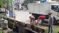Camat Tallo Pantau langsung Tim Satgas Kec Tallo Lakukan Pembersihan Drainase di Suangga