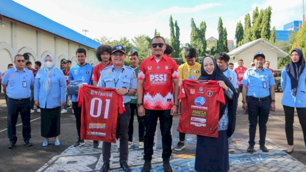 Direktur Utama PDAM Kota Makassar Beni Iskandar Lepas Tim Yang Akan Berlaga di Porprov Sulsel