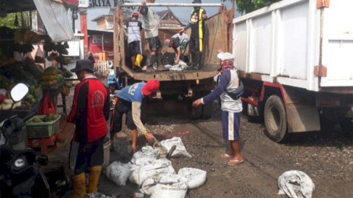 Tindak Lanjuti Keluhan Masyarakat, Dinas PU Lakukan Pengerukan Saluran Drainase