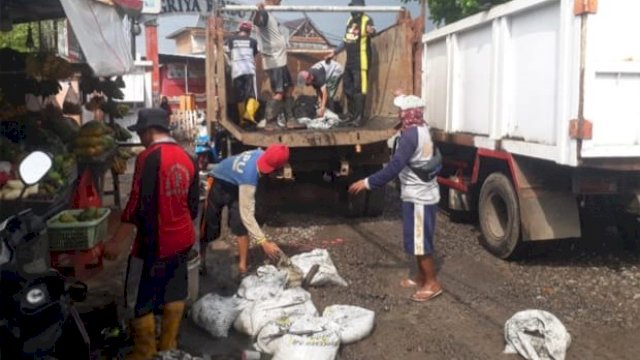 Dinas PU Makassar lakukan pengerukan drainase di Jalan Antang Raya.