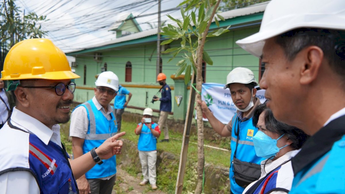 PLN Bersama DLH Kota Makassar Tanam 37 Pohon Tabebuya di Jalan Perintis Kemerdekaan