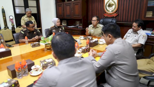 Wali Kota Makassar Danny Pomanto saat rapat koordinasi dengan SKPD terkait (dokumen: istimewa).