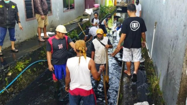Dinas PU Makassar kerja bakti rutin Sabtu Bersih bersama warga (dokumen: istimewa).