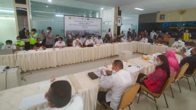 Kepala Dinas PU Makassar dampingi anggota Komisi V DPR RI kunjungi proyek tol Makassar New Port (dokumen: istimewa).