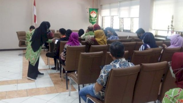 Pegawai DInas PU Makassar ikut sosialisasi skrining mandiri TB (dokumen: istimewa).