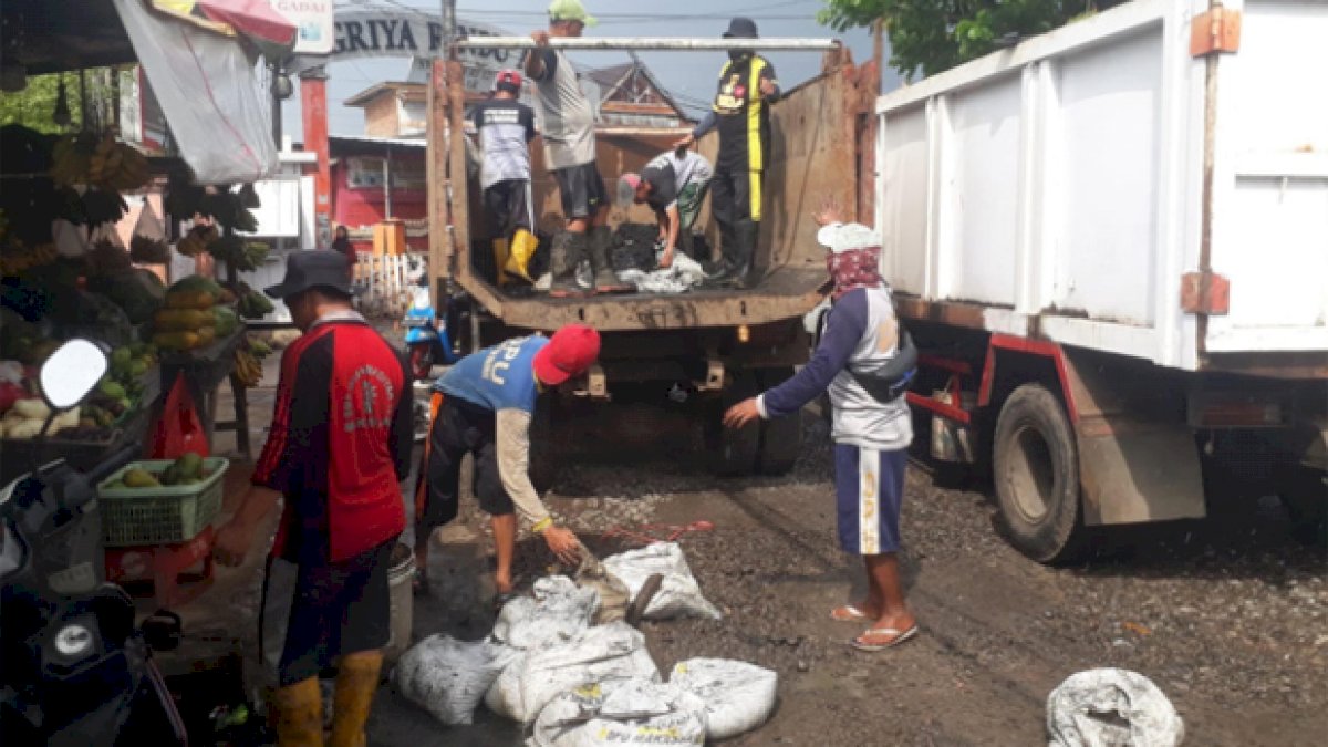 Satgas PU Makassar Bersihkan Drainase Jalan Antang Raya
