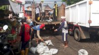 Satgas PU Makassar Bersihkan Drainase Jalan Antang Raya