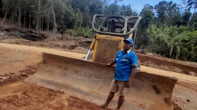 Sumakkara berdiri di depan alat berat yang dia operasikan di Morowali beberapa waktu lalu. (dokumen: pribadi)