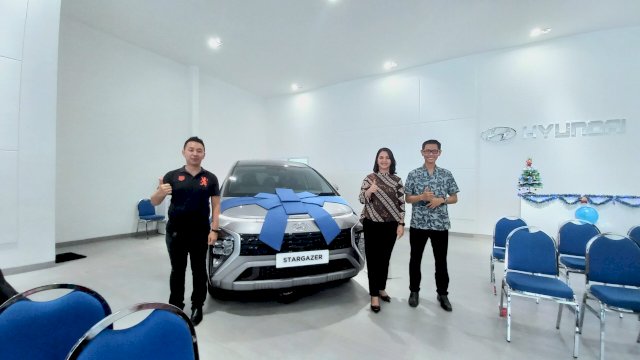 General Manager PT Sinar Galesong Mobilindo Dodik (kiri) bersama dengan Branch Manager Hyundai Sungguminasa Citra Randang (kanan) di outlet Hyundai Sungguminasa Kabupaten Gowa (Sri Wahyu Diastuti / Sulselsatu.com).