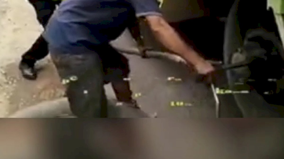 VIDEO: Ban Mobil Truk Meledak, Polisi Ini Sigap Membantu Sopir