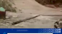 VIDEO: Detik-detik Jembatan Hanyut Terbawa Arus Banjir di Trenggalek Jatim