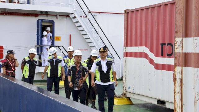 Staf Khusus Menhub saat meninjau pelabuhan Makassar (dokumen: istimewa)