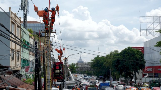 Tim PDKB PLN UID Sulselrabar lakukan pemeliharaan jaringan tegangan menengah (dokumen: istimewa)